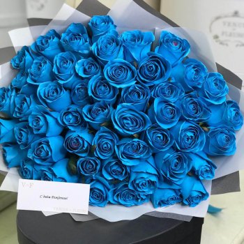 41 голубая роза в букете