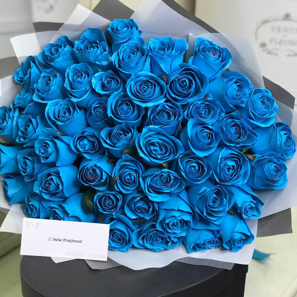 41 голубая роза в букете
