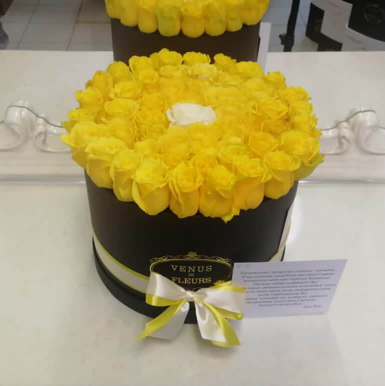 45 желтых роз в коробке с белой