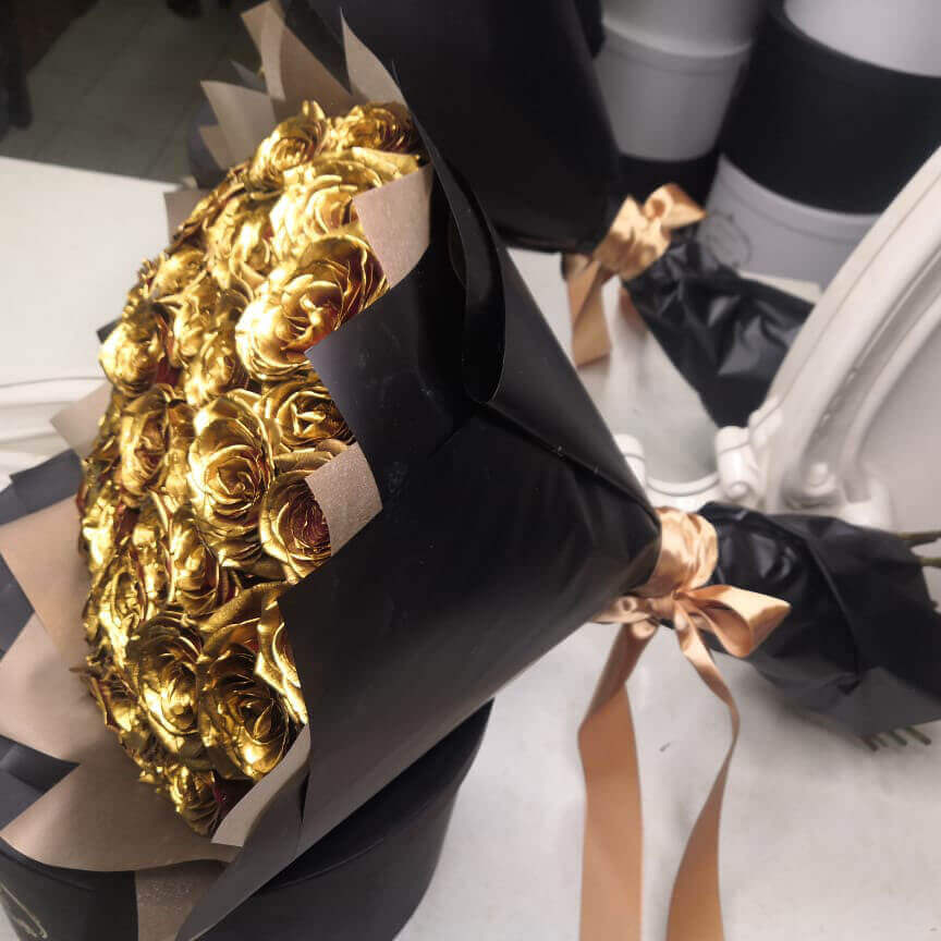 41 золотая роза в букете - классическая сборка