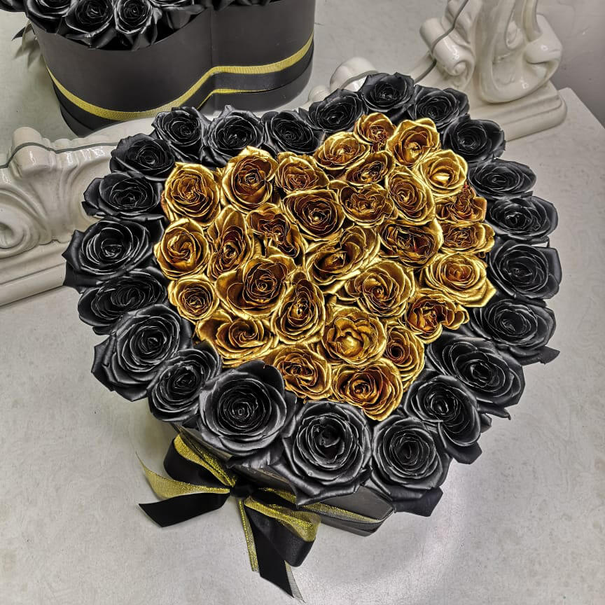 45 золотых роз с черной окантовкой