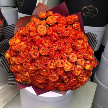 41 коралловая кустовая роза в букете