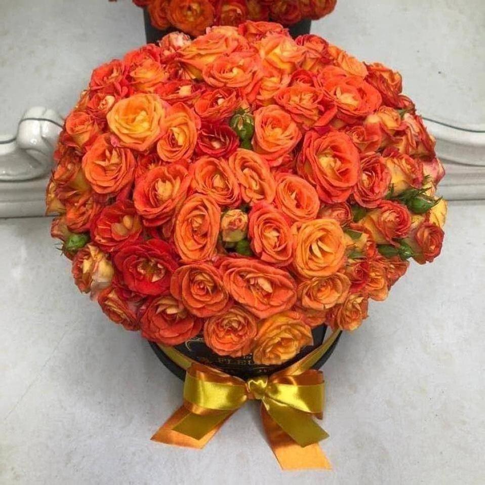 45 коралловых кустовых роз в коробке