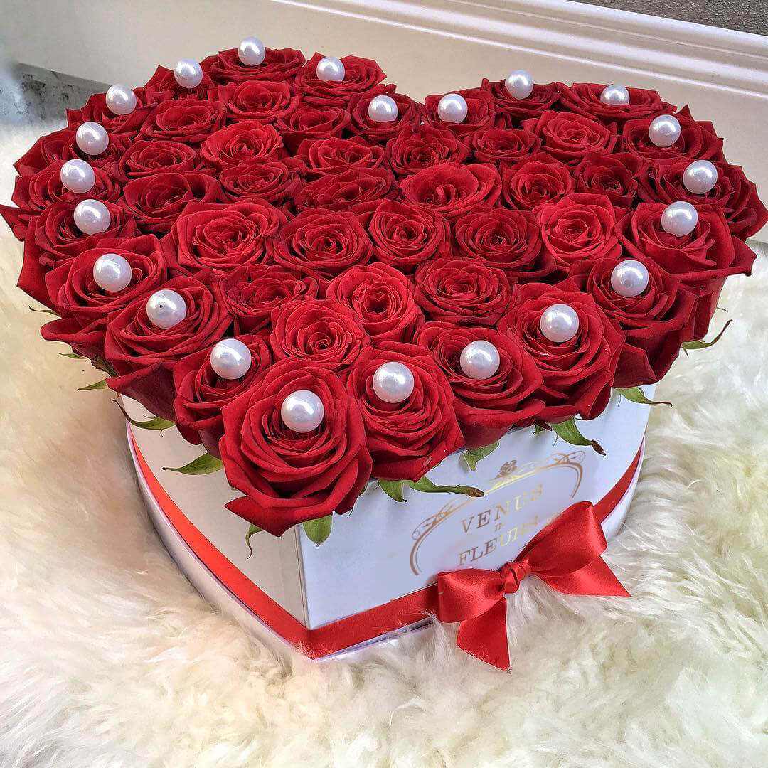 41 красная роза - сердце с жемчужинами
