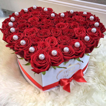 41 красная роза - сердце с жемчужинами
