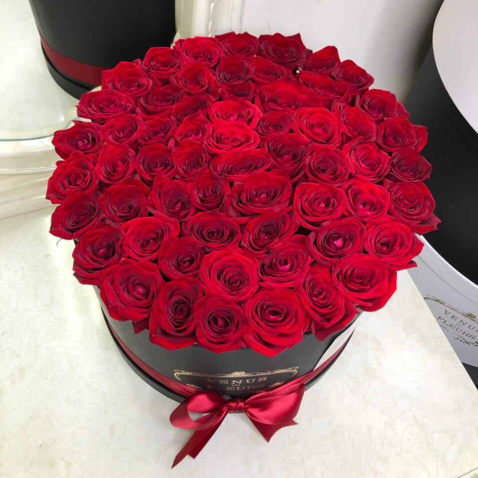 45 красных роз в коробке