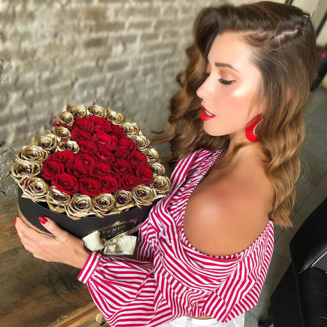 45 красных роз с золотой окантовкой