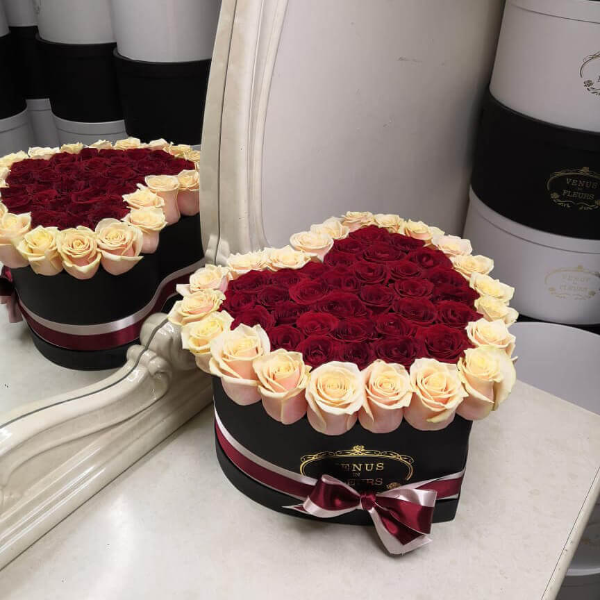 41 красная роза с кремовой окантовкой