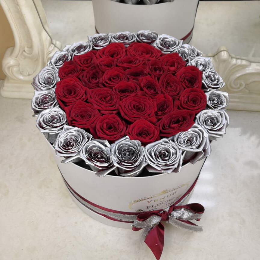 41 красная роза с серебряной окантовкой