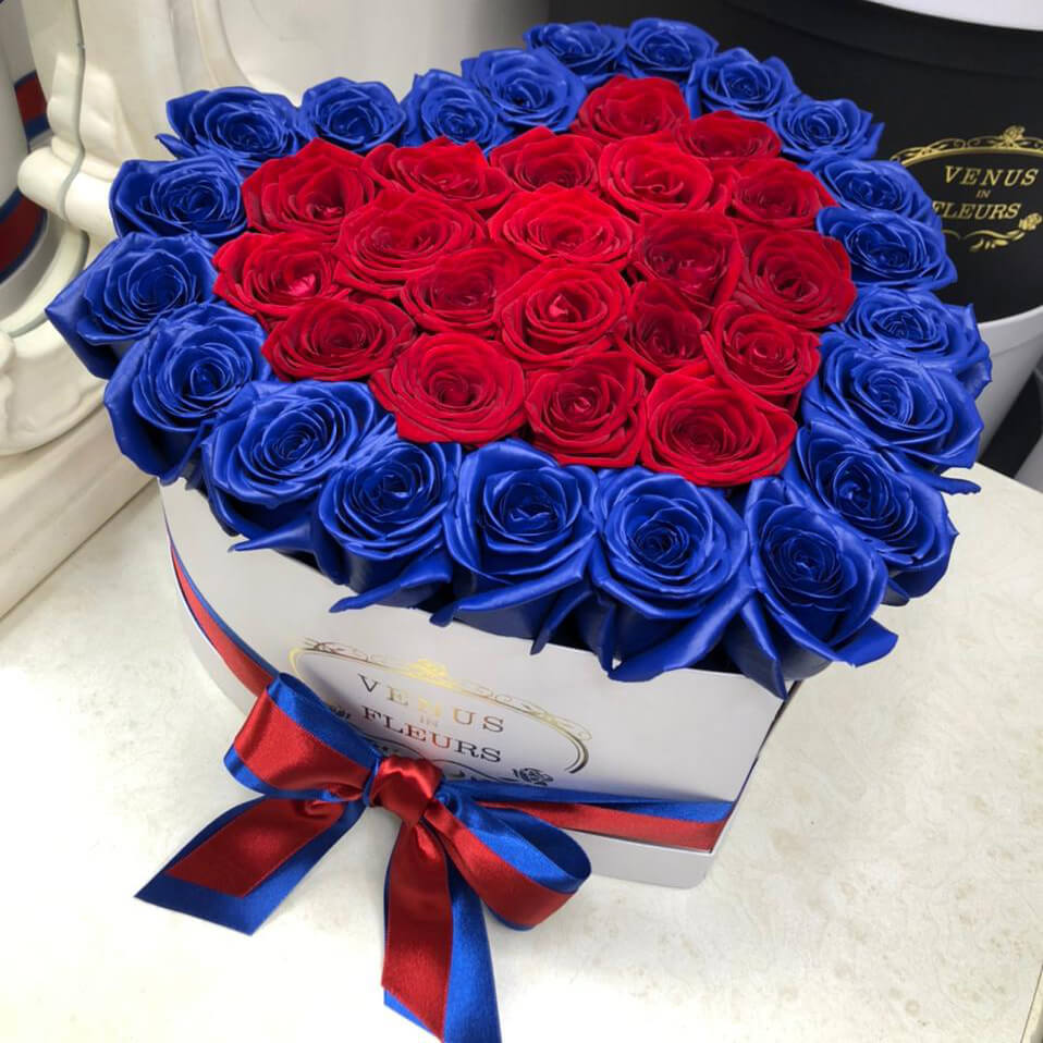 45 красных роз с синей окантовкой