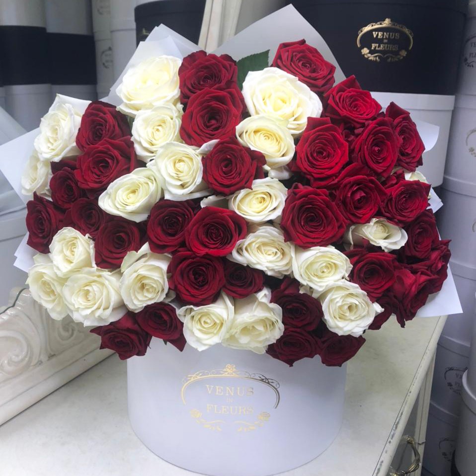 45 красно-белых роз в букете