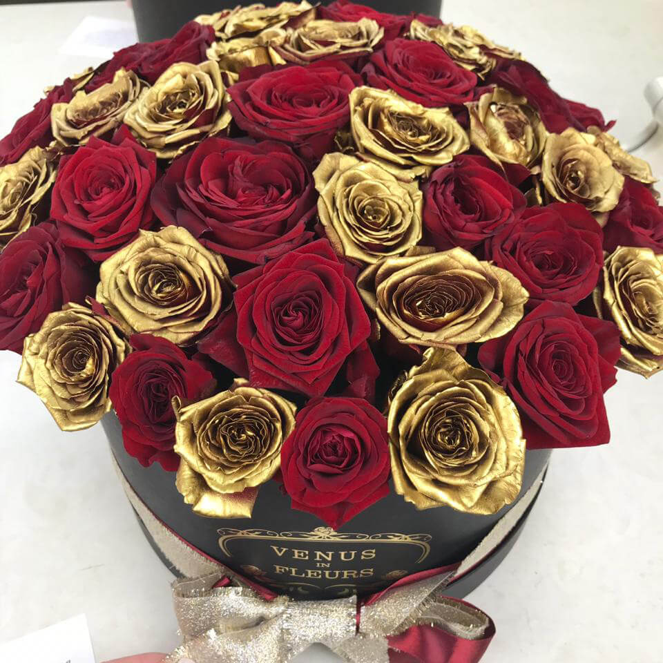 45 красно-золотых роз в коробке
