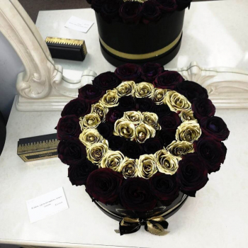 41 черная роза с золотыми