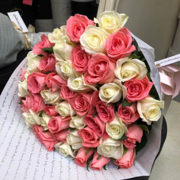 41 розовая роза с белыми в букете