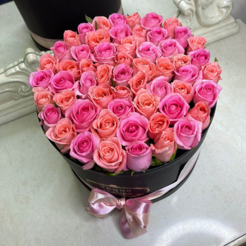 41 розовая роза микс в коробке