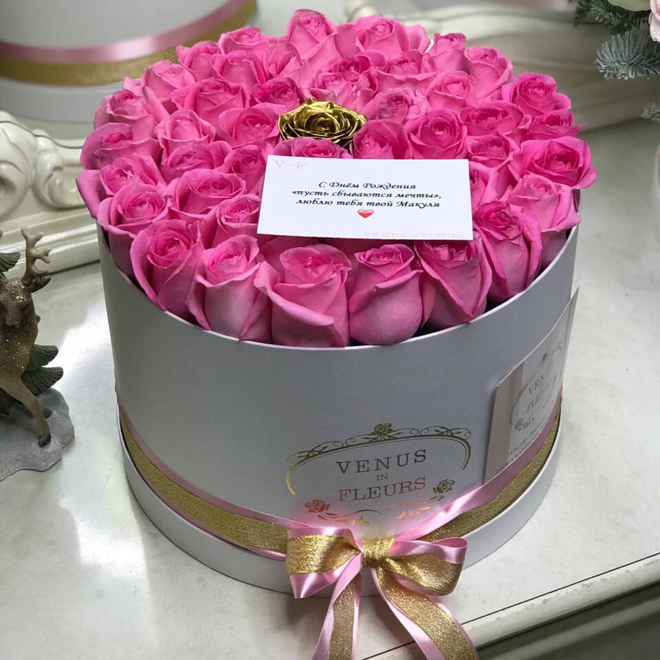 45 розовых роз в коробке
