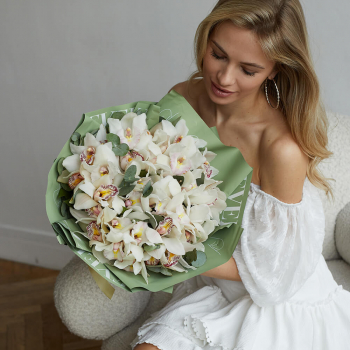 Белые орхидеи в букете от 13 шт.