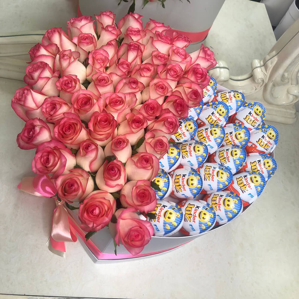Розовые розы с киндерами от 41 шт.