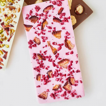 Розовый шоколад с малиной и клубникой