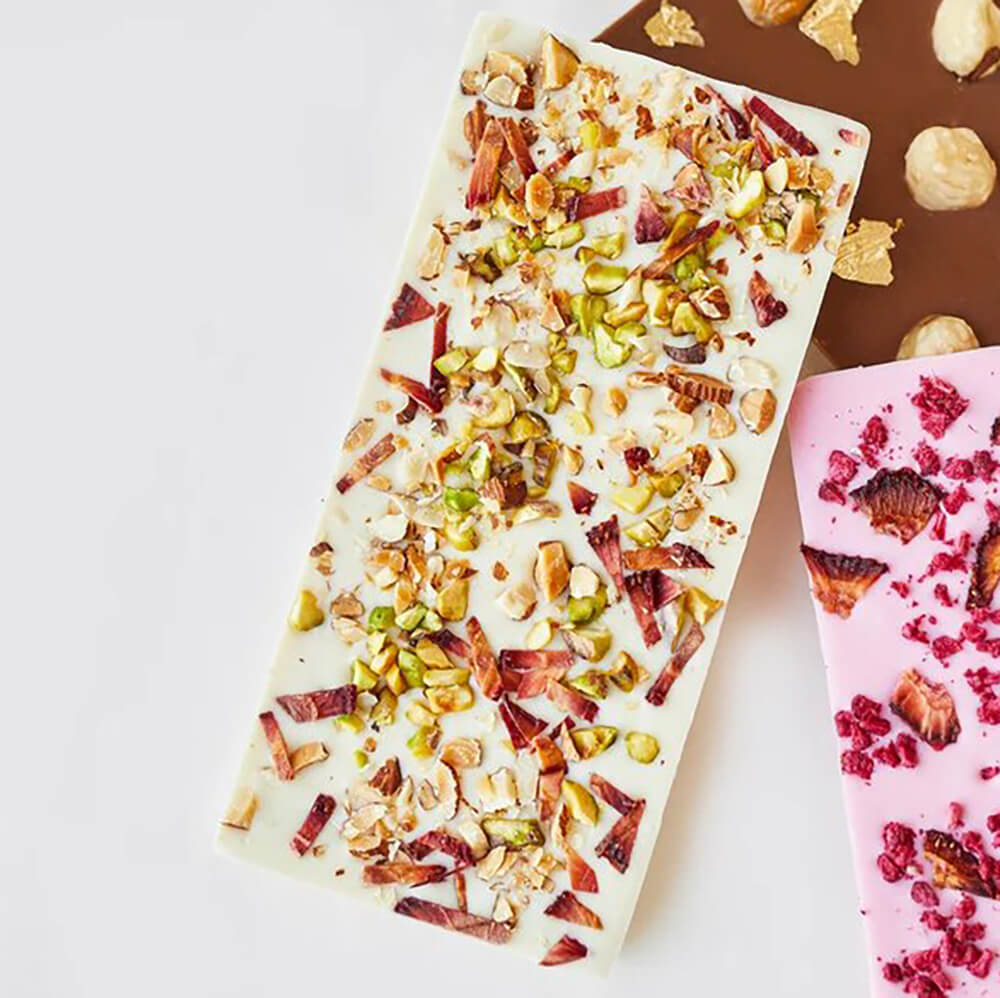 Белый шоколад с фисташкой, миндалем и клубникой