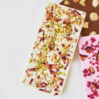 Белый шоколад с фисташкой, миндалем и клубникой