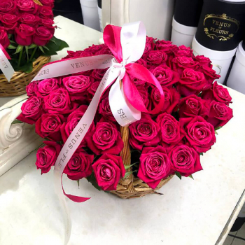 Малиновые розы в корзине - 51 шт.