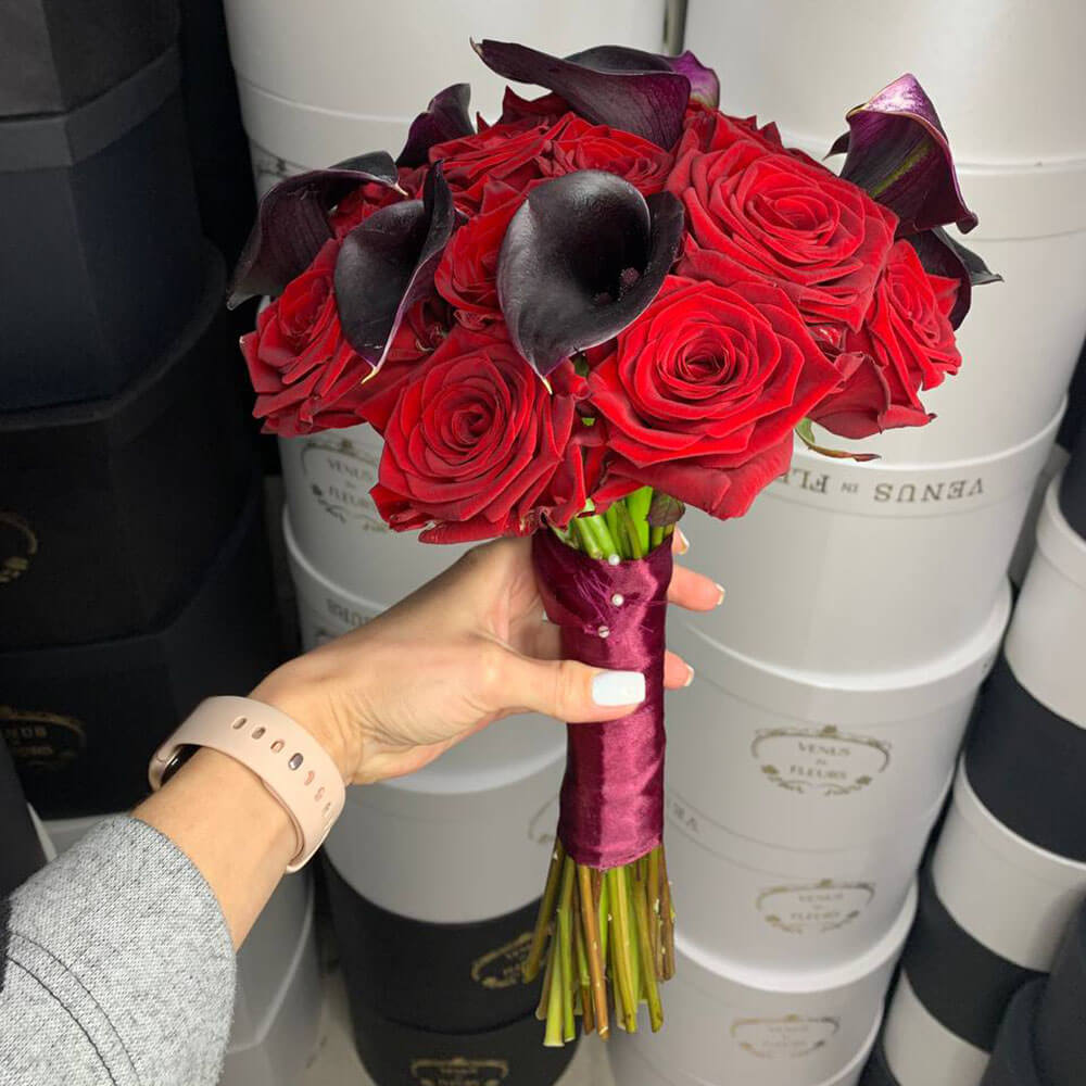 Каллы с розами - 29 шт.