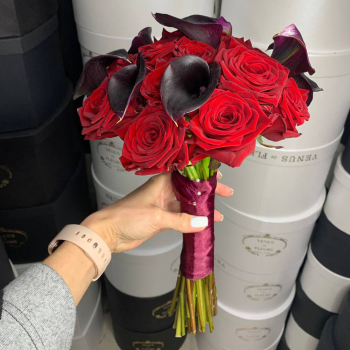 Каллы с розами - 29 шт.