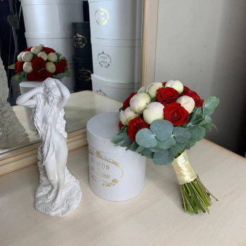 Букет невесты из роз и пионов - 19 шт.