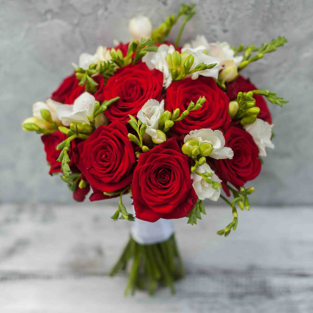 Букет невесты из роз и фрезий - 35 шт.