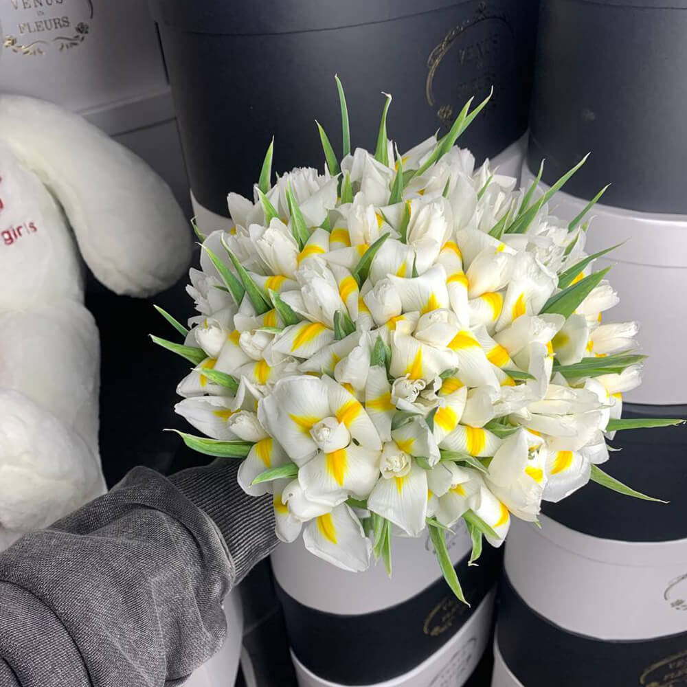 Свадебный букет из белых ирисов - 45 шт.