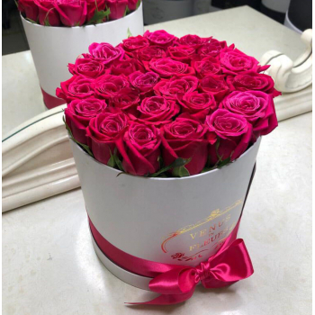 Малиновые розы в коробке - 19 шт.