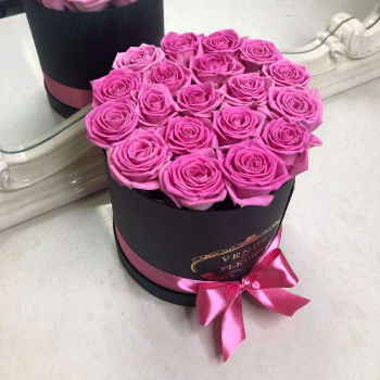 Розовые розы в коробке - 19 шт.