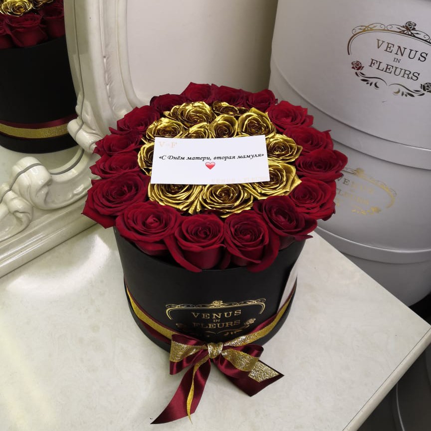 Золотые розы с окантовкой - 29 шт.