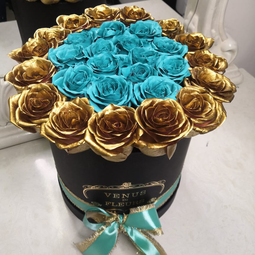 Бирюзовые розы с окантовкой - 29 шт.