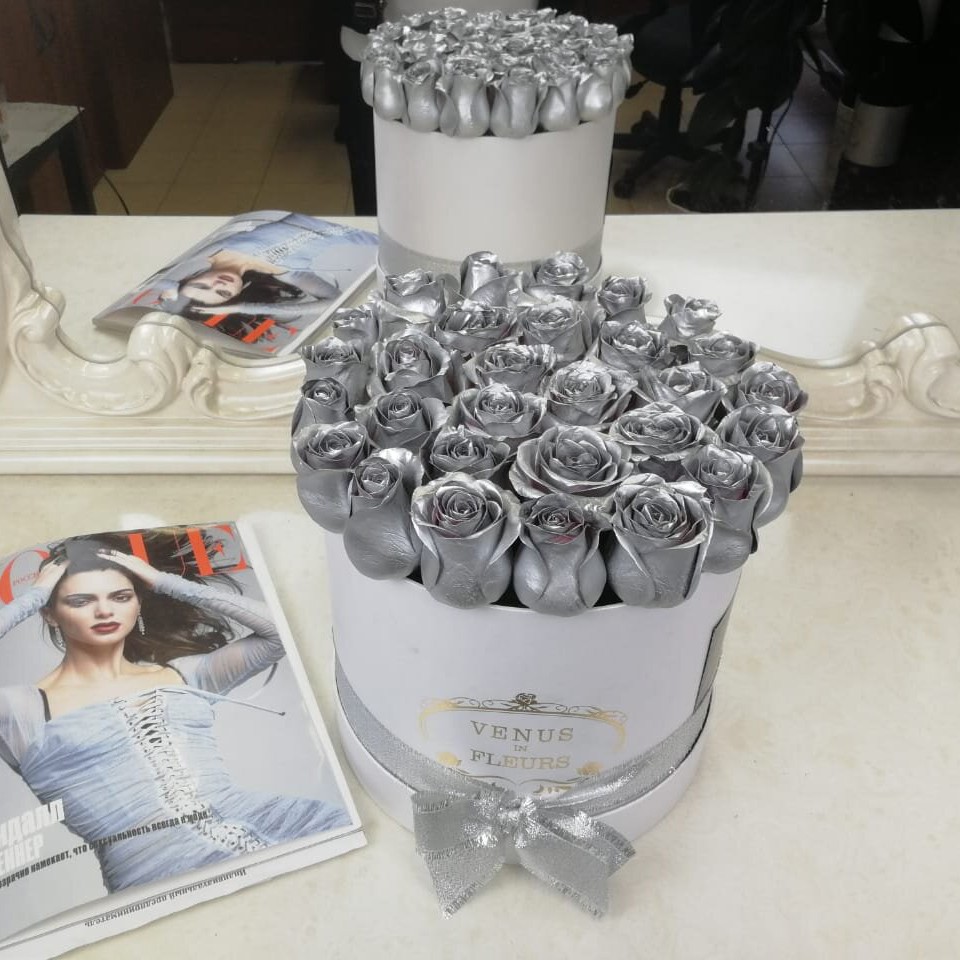 Серебряные розы в коробке - 35 шт.
