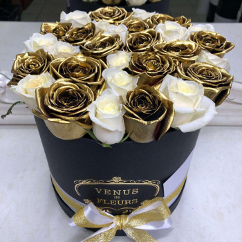 Бело-золотые розы в коробке - 35 шт