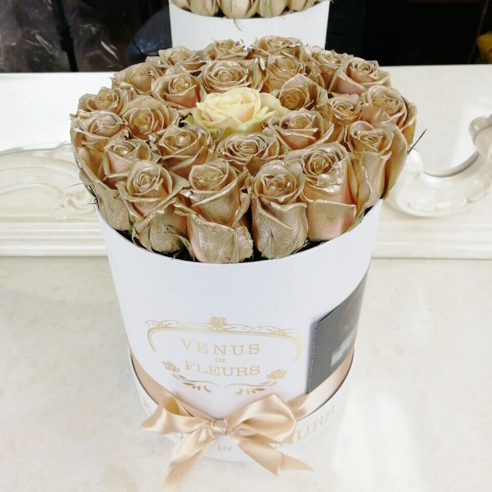 Золотые розы в коробке- 33 шт.
