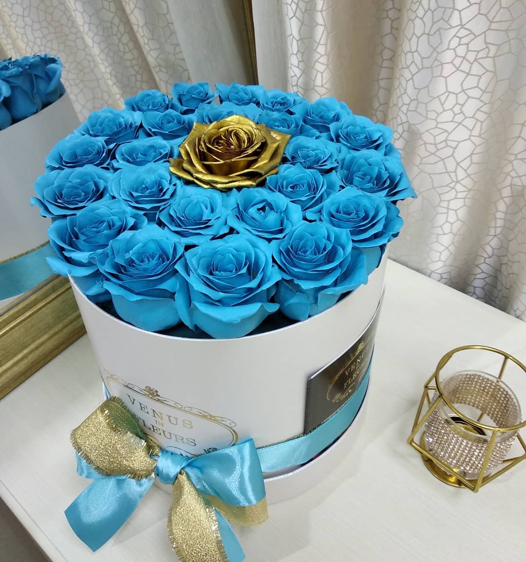 Голубые розы в коробке - 29 шт.