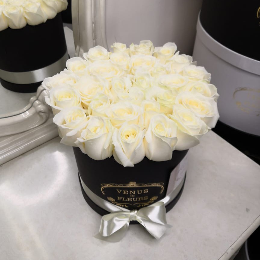 Белые розы в коробке - 33 шт.