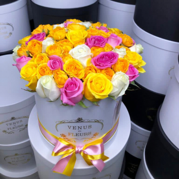 Разноцветные розы в коробке - 29 шт.