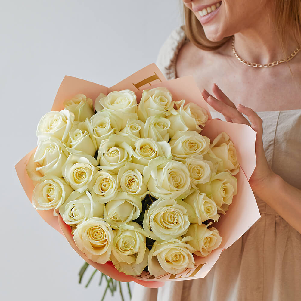 Белые розы в букете - 33 шт