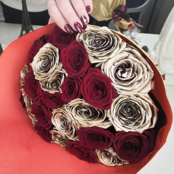 Красно-золотые розы - 29 шт.