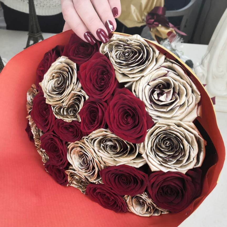 Красно-золотые розы - 33 шт.