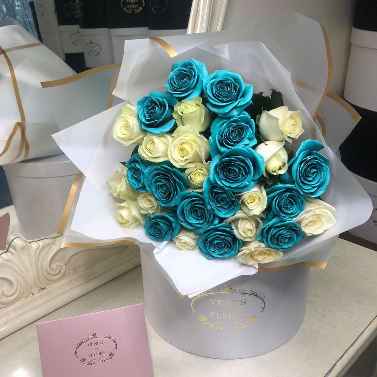 Бело-бирюзовые розы в букете - 29 шт