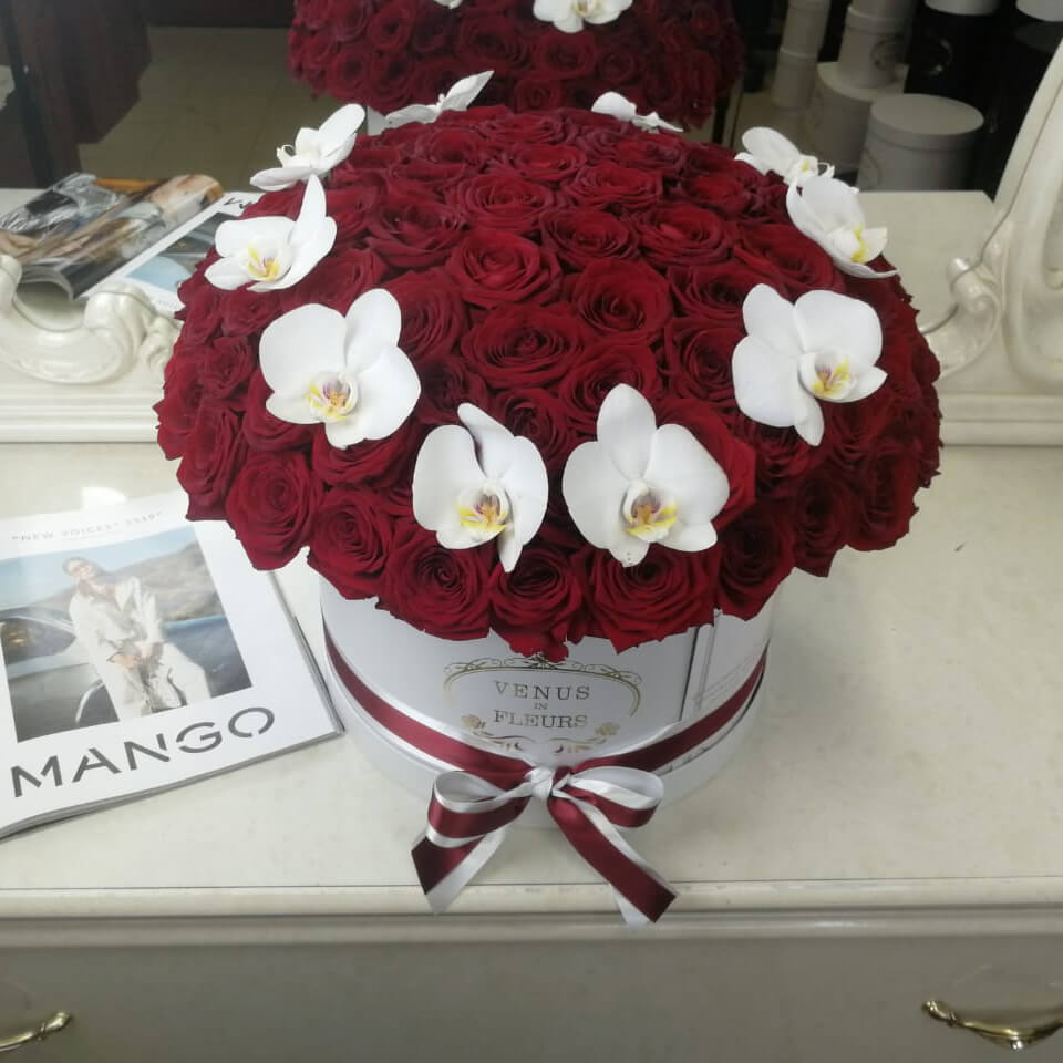 101 бордовая роза с орхидеями