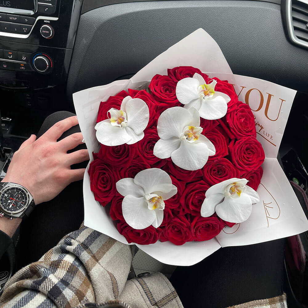 Красные розы с орхидеями - 33 шт.