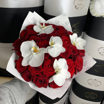 Красные розы с орхидеями - 29 шт.