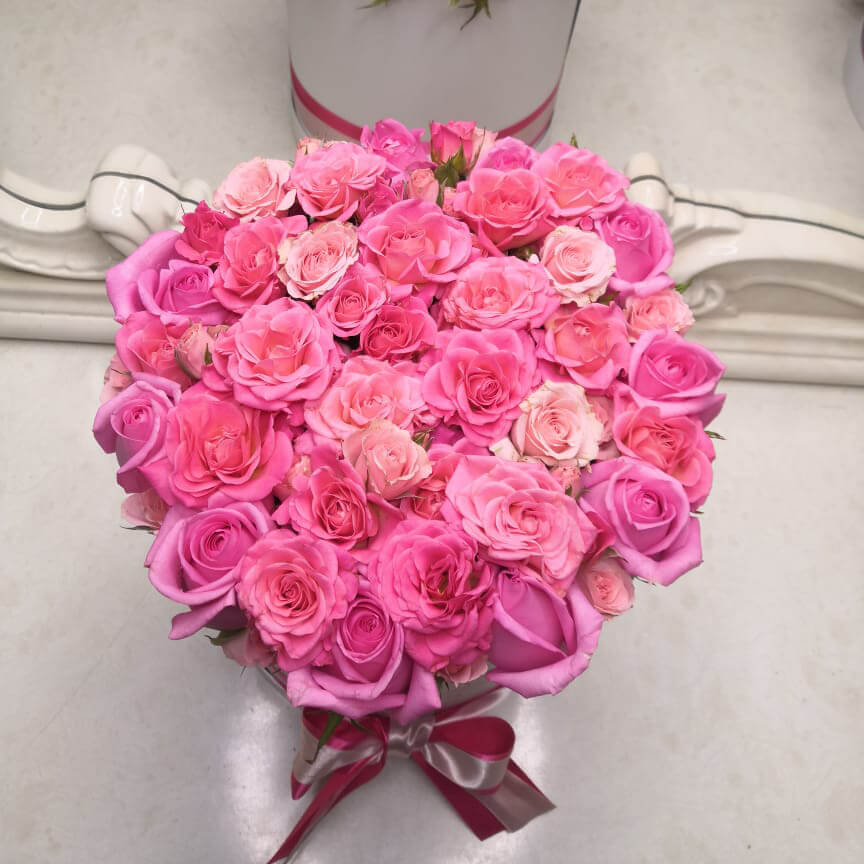 Кустовые розы в коробке - 29 шт.