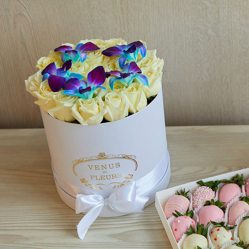 Белые розы с орхидеями - 33 шт.